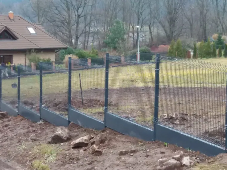 Ploty s odlehčenou podhrabovou deskou — fotografie 10