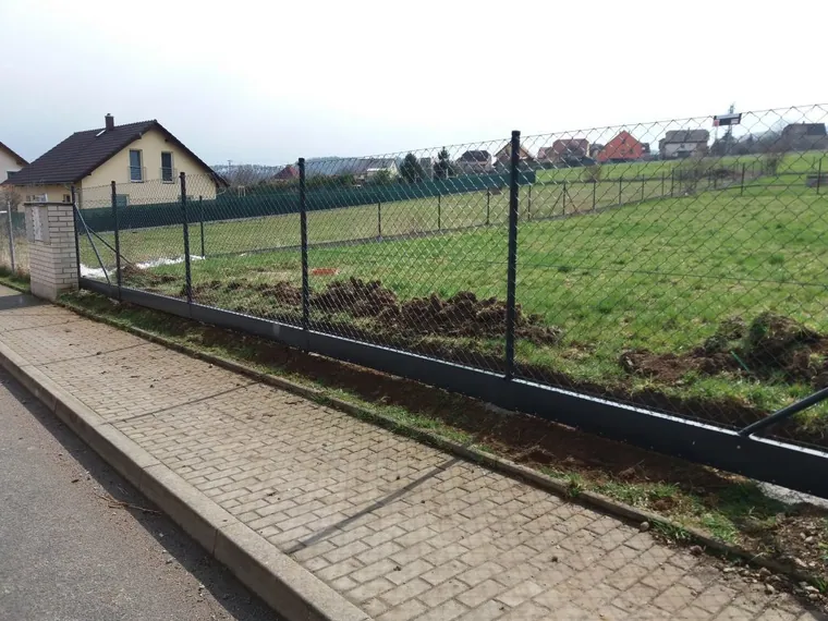 Ploty s odlehčenou podhrabovou deskou — fotografie 3
