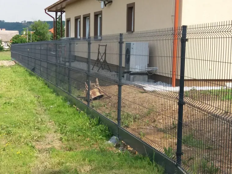 Ploty s odlehčenou podhrabovou deskou — fotografie 20