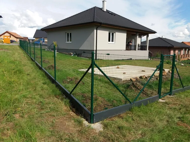 Ploty s odlehčenou podhrabovou deskou — fotografie 23